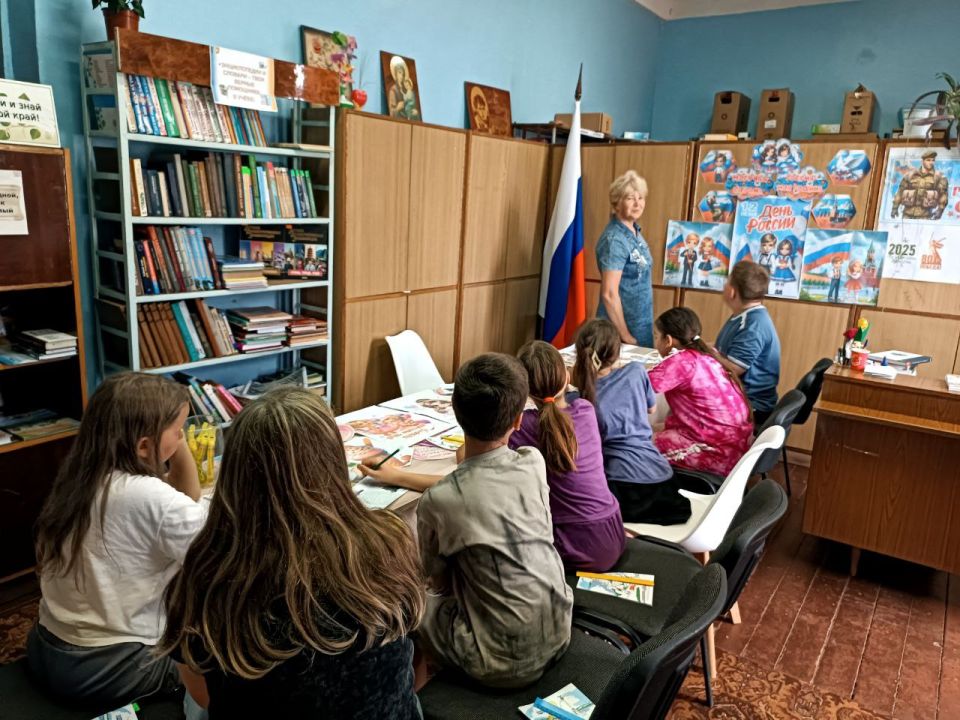 День России - это отличный повод рассказать детям ещё раз об истории нашей огромной и самой красивой в мире многонациональной страны, о многообразии народных традиций, совершить интересные увлекательные путешествия по... День России - это отличный повод рассказать детям ещё раз об истории нашей огромной и самой красивой в мире многонациональной страны, о многообразии народных традиций, совершить интересные увлекательные путешествия по...