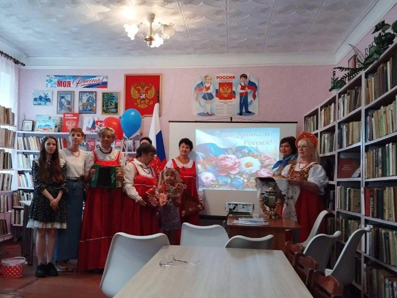 Накануне Дня России сотрудники библиотеки квартала Гагарина для ребят 3-го отряда пришкольной оздоровительной площадки провели исторический экскурс «Наш дом – Россия» Накануне Дня России сотрудники библиотеки квартала Гагарина для ребят 3-го отряда пришкольной оздоровительной площадки провели исторический экскурс «Наш дом – Россия»
