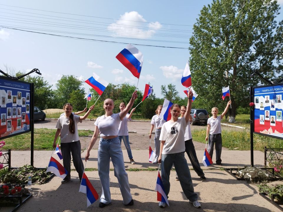 В поселке Краснодон День России отметили флешмобом В поселке Краснодон День России отметили флешмобом