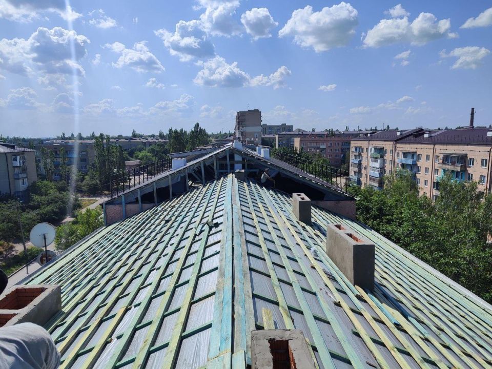 В Брянке продолжается ремонт кровель в рамках Специального инфраструктурного проекта В Брянке продолжается ремонт кровель в рамках Специального инфраструктурного проекта