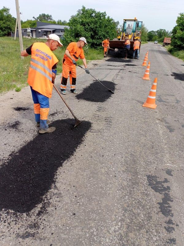 Работники ГУП ЛНР «Луганский автодор» проводят работы по ямочному ремонту Работники ГУП ЛНР «Луганский автодор» проводят работы по ямочному ремонту