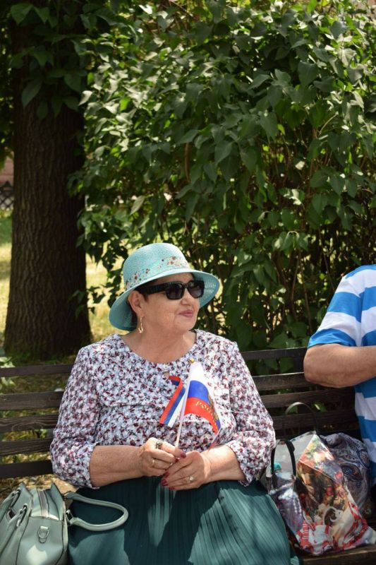 С Днём России!. В преддверии Дня России команда «Молодой Гвардии Единой России» вышла на улицы города, чтобы поздравить жителей с наступающим праздником! Активисты раздали ленточки и флажки с триколором нашего государства... С Днём России!. В преддверии Дня России команда «Молодой Гвардии Единой России» вышла на улицы города, чтобы поздравить жителей с наступающим праздником! Активисты раздали ленточки и флажки с триколором нашего государства...