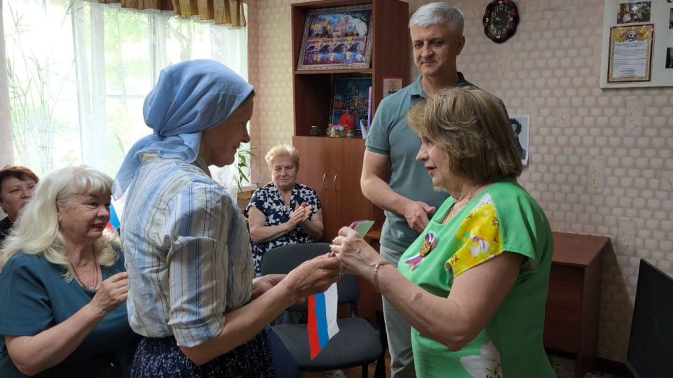 За заботу о людях!. Совсем недавно социальные работники всей страны отметили свой профессиональный праздник, а сегодня, в канун Дня России заместитель Председателя совета городского округа Брянки Светлана Стрижаченко и... За заботу о людях!. Совсем недавно социальные работники всей страны отметили свой профессиональный праздник, а сегодня, в канун Дня России заместитель Председателя совета городского округа Брянки Светлана Стрижаченко и...