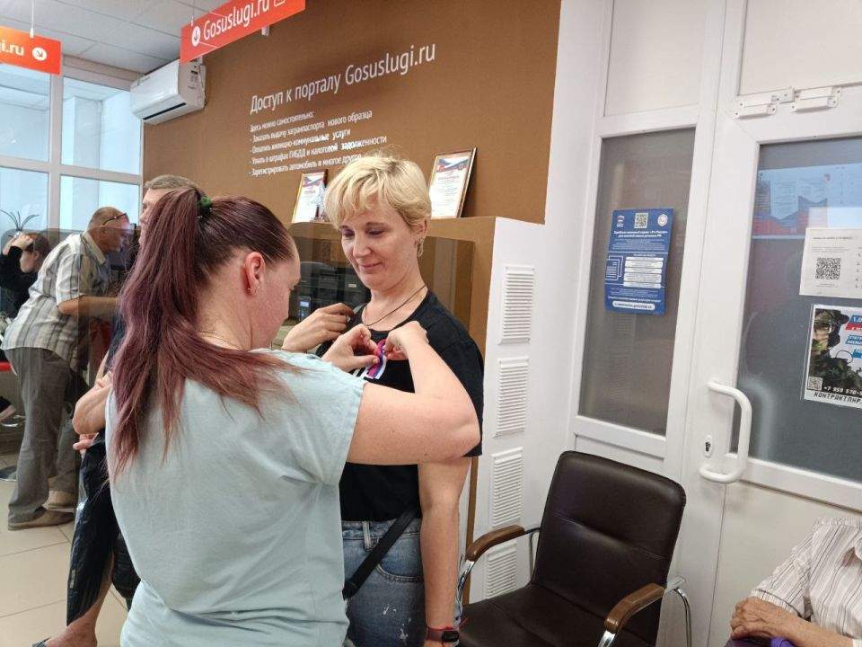 Сотрудники отделения МФЦ Старобельского муниципального округа поздравили своих заявителей с Днем России Сотрудники отделения МФЦ Старобельского муниципального округа поздравили своих заявителей с Днем России