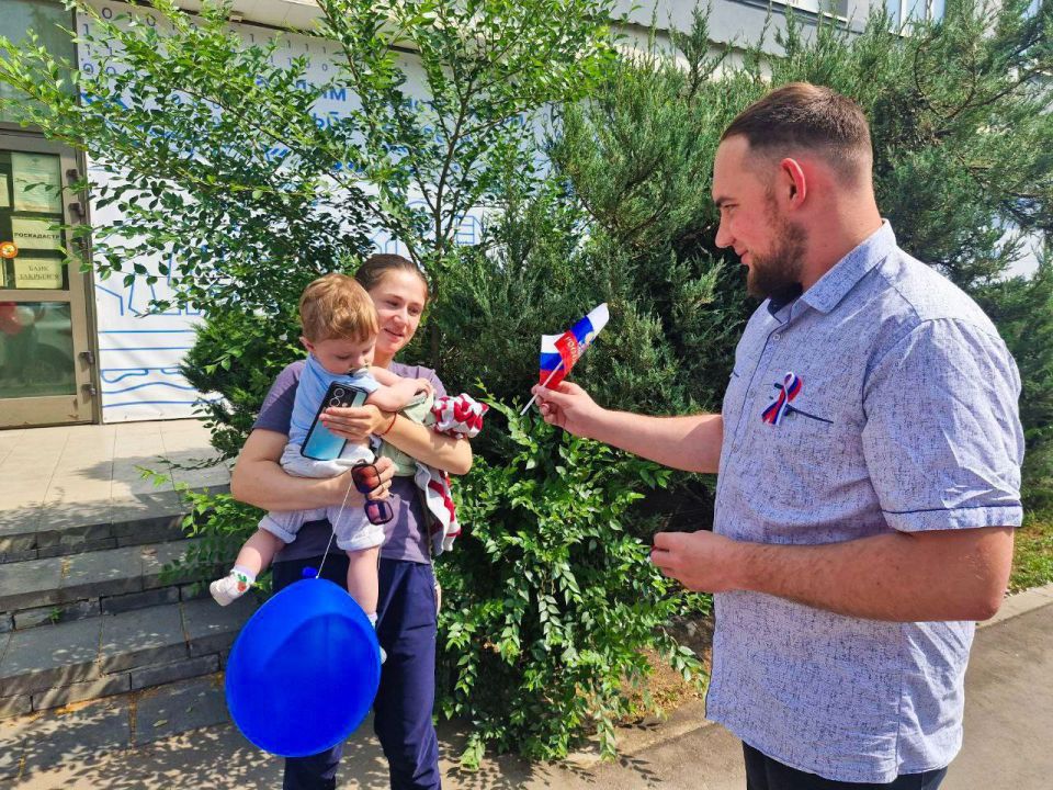 В честь государственного праздника страны Молодежный совет Росреестра вышел на улицы, чтобы поделиться праздничным настроением с жителями Луганской Народной Республики В честь государственного праздника страны Молодежный совет Росреестра вышел на улицы, чтобы поделиться праздничным настроением с жителями Луганской Народной Республики