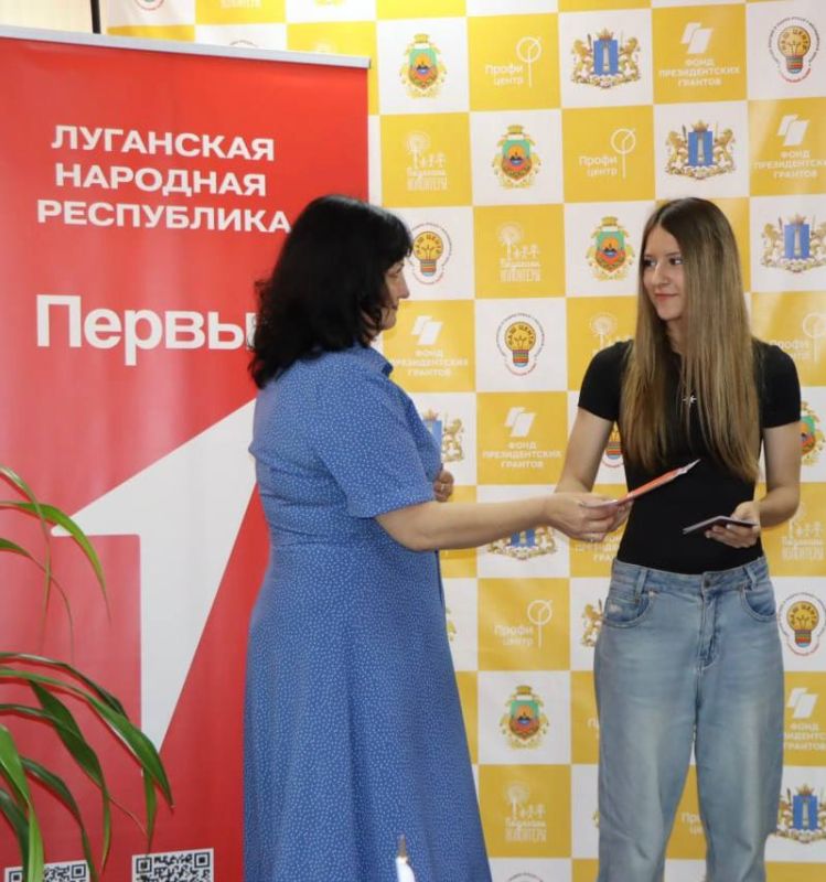 Евгений Бондарь: Торжественный момент взросления: первые паспорта вручили юным жителям округа! Евгений Бондарь: Торжественный момент взросления: первые паспорта вручили юным жителям округа!