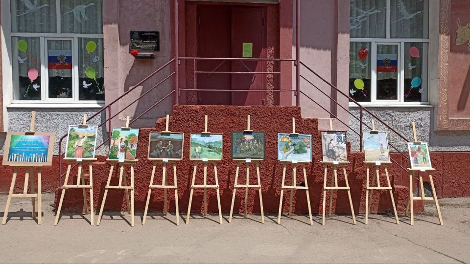 11 июня в Краснодонской детской художественной школе имени Юрия Петровича Шпырко состоялась выставка выпускников, приуроченная ко Дню России 11 июня в Краснодонской детской художественной школе имени Юрия Петровича Шпырко состоялась выставка выпускников, приуроченная ко Дню России