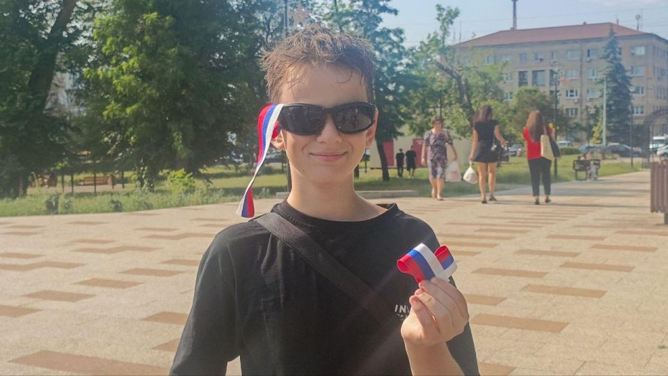 Сотрудники отдела по реализации молодежной политики Администрации Луганска совместно с представителями регионального отделения «Российских студенческих отрядов» (РСО) ко Дню России раздали луганчанам сердца из лент в виде... Сотрудники отдела по реализации молодежной политики Администрации Луганска совместно с представителями регионального отделения «Российских студенческих отрядов» (РСО) ко Дню России раздали луганчанам сердца из лент в виде...