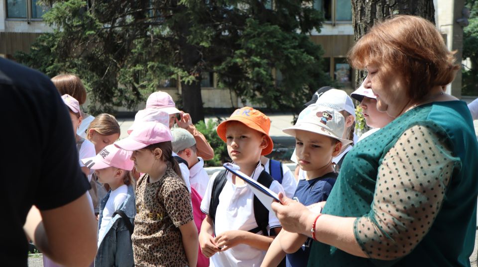 Сегодня сотрудники музея истории города Ровеньки провели акцию «Три символа родной державы», посвященную Дню России Сегодня сотрудники музея истории города Ровеньки провели акцию «Три символа родной державы», посвященную Дню России