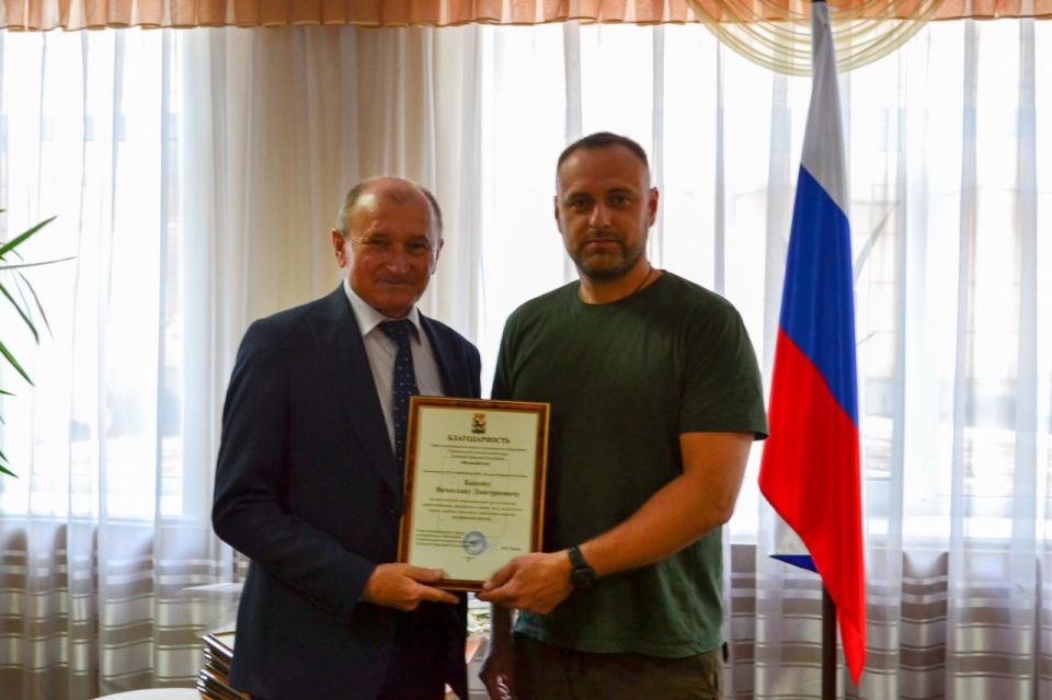 Владимир Чернев: Сегодня, в преддверии празднования Дня медицинского работника мой Первый заместитель, Калиничев Андрей Сергеевич, вручил почётные грамоты медицинским работникам за их многолетний добросовестный труд в... Владимир Чернев: Сегодня, в преддверии празднования Дня медицинского работника мой Первый заместитель, Калиничев Андрей Сергеевич, вручил почётные грамоты медицинским работникам за их многолетний добросовестный труд в...