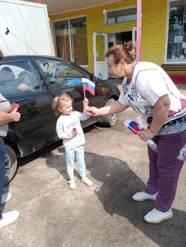 В Белолуцке отметили День России акцией "Российский триколор"! В Белолуцке отметили День России акцией "Российский триколор"!
