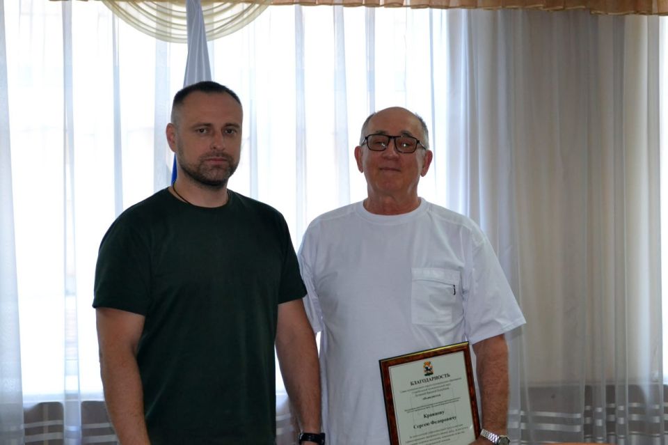 Владимир Чернев: Сегодня, в преддверии празднования Дня медицинского работника мой Первый заместитель, Калиничев Андрей Сергеевич, вручил почётные грамоты медицинским работникам за их многолетний добросовестный труд в... Владимир Чернев: Сегодня, в преддверии празднования Дня медицинского работника мой Первый заместитель, Калиничев Андрей Сергеевич, вручил почётные грамоты медицинским работникам за их многолетний добросовестный труд в...