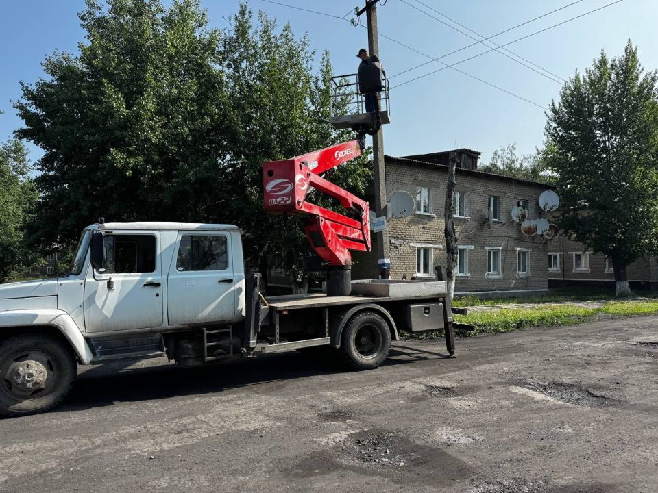Сегодня в пгт Кленовый по улице Театральная была проведена работа по замене вышедших из строя ламп уличного освещения Сегодня в пгт Кленовый по улице Театральная была проведена работа по замене вышедших из строя ламп уличного освещения