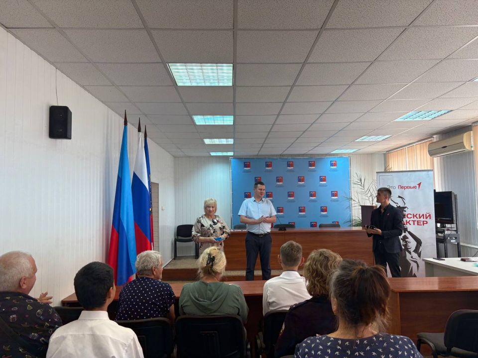 Альберт Зинченко: Сегодня, накануне Дня России, первый заместитель Главы Администрации Станично-Луганского МО Владимир Макеев совместно с председателем Совета Станично-Луганского МО Татьяной Пономаревой приняли участие в... Альберт Зинченко: Сегодня, накануне Дня России, первый заместитель Главы Администрации Станично-Луганского МО Владимир Макеев совместно с председателем Совета Станично-Луганского МО Татьяной Пономаревой приняли участие в...