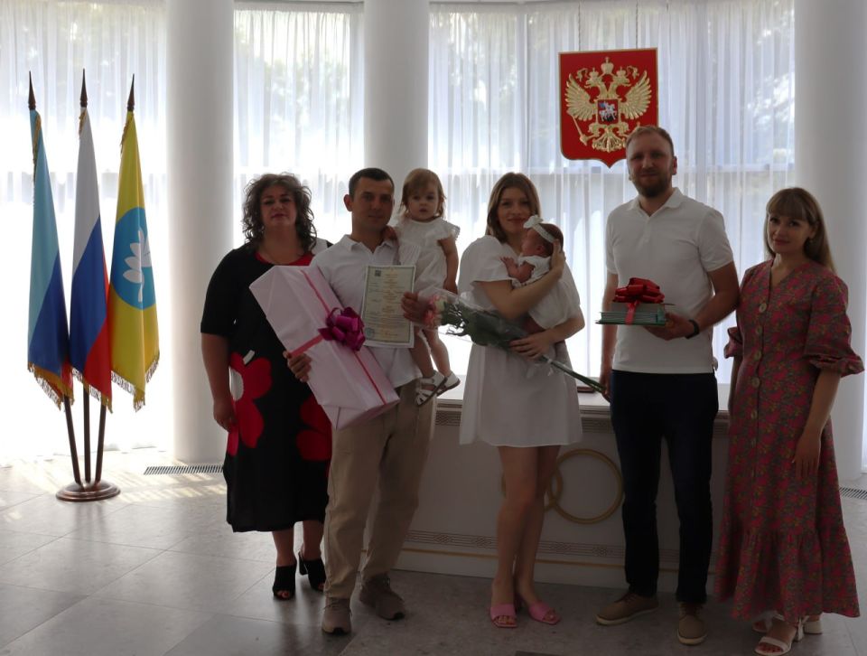 Сергей Саенко: Сегодня в Антраците зарегистрировали рождение Мирославы, которая стала сотым младенцем, родившимся в Антрацитовском муниципальном округе в 2025 году Сергей Саенко: Сегодня в Антраците зарегистрировали рождение Мирославы, которая стала сотым младенцем, родившимся в Антрацитовском муниципальном округе в 2025 году
