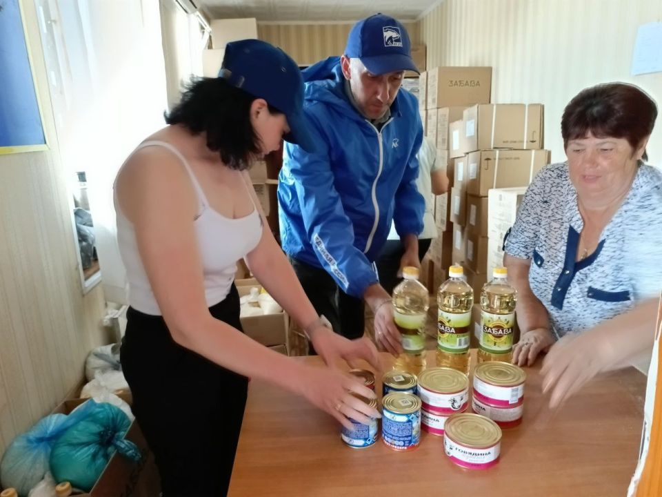 Активисты «Единой России» доставили гумпомощь в поселок Малорязанцево Активисты «Единой России» доставили гумпомощь в поселок Малорязанцево