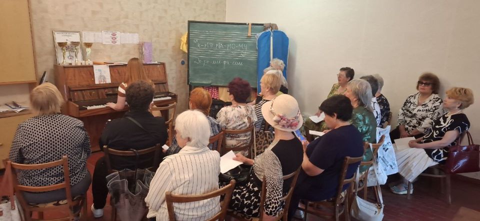 В Красном Луче для слушателей Университета третьего возраста прошёл мастер-класс по вокалу В Красном Луче для слушателей Университета третьего возраста прошёл мастер-класс по вокалу