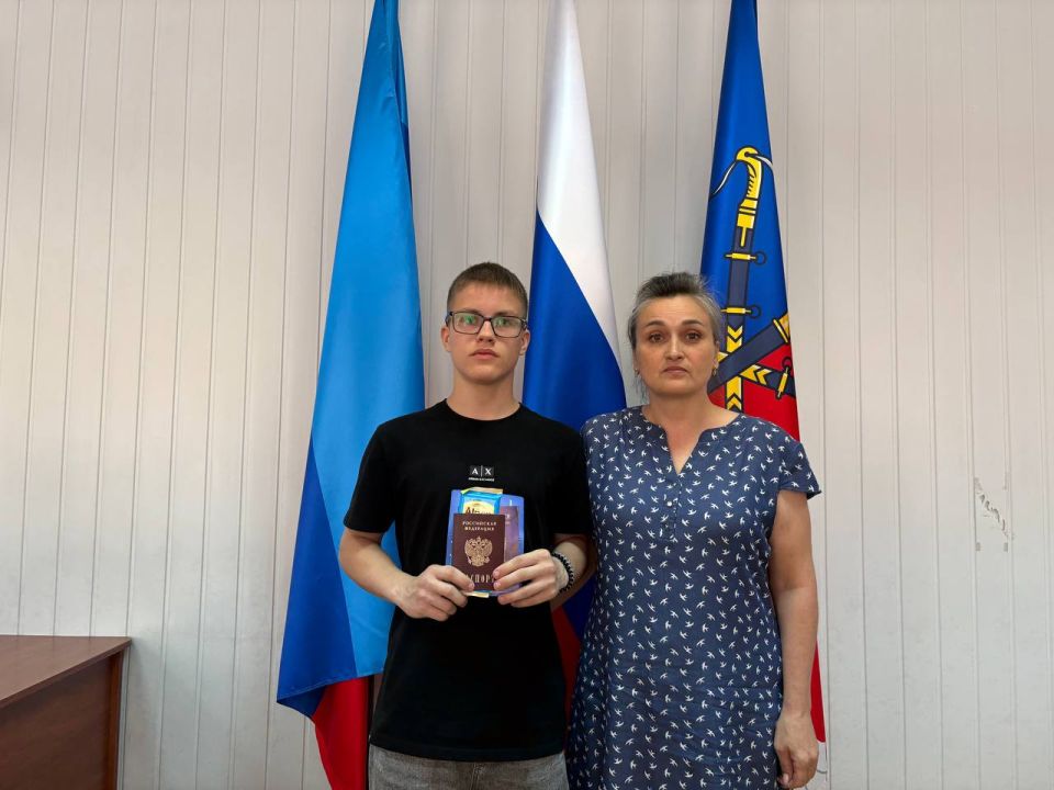 Альберт Зинченко: Сегодня, накануне Дня России, первый заместитель Главы Администрации Станично-Луганского МО Владимир Макеев совместно с председателем Совета Станично-Луганского МО Татьяной Пономаревой приняли участие в... Альберт Зинченко: Сегодня, накануне Дня России, первый заместитель Главы Администрации Станично-Луганского МО Владимир Макеев совместно с председателем Совета Станично-Луганского МО Татьяной Пономаревой приняли участие в...