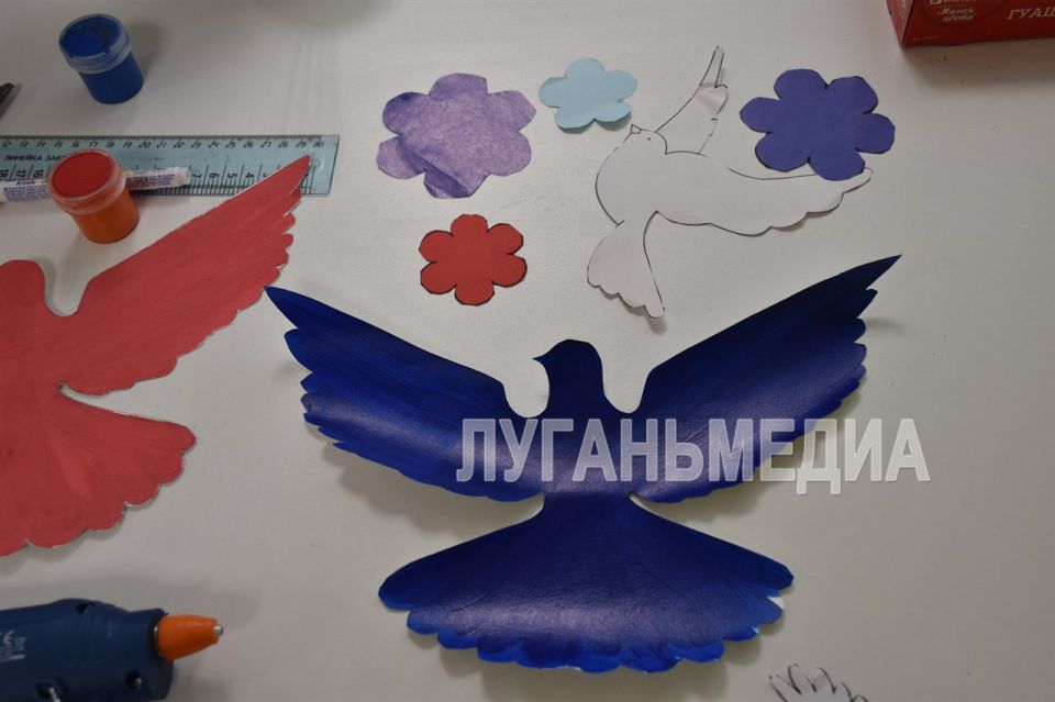 В Детском центре музея истории города Первомайска были проведены мастер-классы для детей и подростков по изготовлению праздничного декора ко Дню России В Детском центре музея истории города Первомайска были проведены мастер-классы для детей и подростков по изготовлению праздничного декора ко Дню России