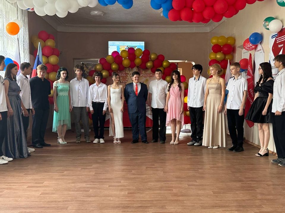 В образовательных учреждениях Краснодонского муниципального округа продолжаются торжественные мероприятия по вручению аттестатов об основном общем образовании для выпускников 9-х классов В образовательных учреждениях Краснодонского муниципального округа продолжаются торжественные мероприятия по вручению аттестатов об основном общем образовании для выпускников 9-х классов
