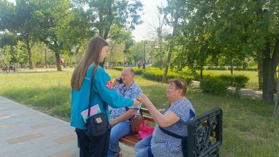 Сотрудники отдела по реализации молодежной политики Администрации Луганска совместно с представителями регионального отделения «Российских студенческих отрядов» (РСО) ко Дню России раздали луганчанам сердца из лент в виде... Сотрудники отдела по реализации молодежной политики Администрации Луганска совместно с представителями регионального отделения «Российских студенческих отрядов» (РСО) ко Дню России раздали луганчанам сердца из лент в виде...