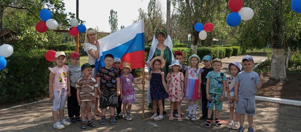Родина— понятие обширное. Каждый человек в него вкладывает свои мысли, чувства Родина— понятие обширное. Каждый человек в него вкладывает свои мысли, чувства