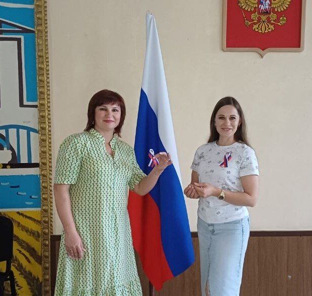 Ко Дню России в посёлке городского типа Дубовский состоялась общепоселковая акция по раздаче ленточек цветов Российского флага, наклеек «Россия – моя Родина», сладостей Ко Дню России в посёлке городского типа Дубовский состоялась общепоселковая акция по раздаче ленточек цветов Российского флага, наклеек «Россия – моя Родина», сладостей