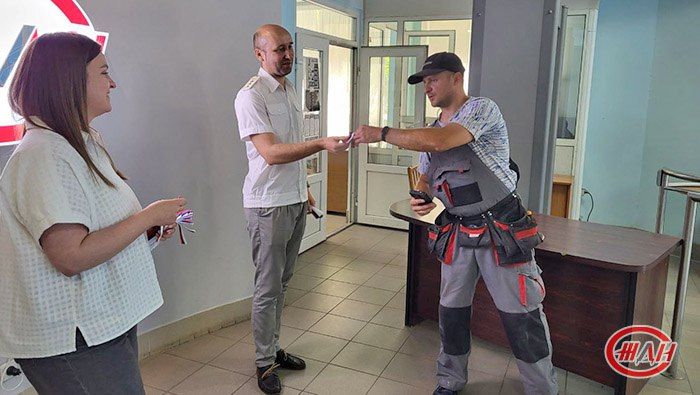 Сегодня, 11 июня, в центральном аппарате ФГУП «Железные дороги Новороссии» и в подразделениях Донецкого, Луганского и Мелитополь-Херсонского филиалов ФГУП «ЖДН» провели акцию «Российский триколор» Сегодня, 11 июня, в центральном аппарате ФГУП «Железные дороги Новороссии» и в подразделениях Донецкого, Луганского и Мелитополь-Херсонского филиалов ФГУП «ЖДН» провели акцию «Российский триколор»