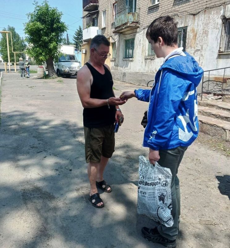 Ко Дню России в посёлке городского типа Дубовский состоялась общепоселковая акция по раздаче ленточек цветов Российского флага, наклеек «Россия – моя Родина», сладостей Ко Дню России в посёлке городского типа Дубовский состоялась общепоселковая акция по раздаче ленточек цветов Российского флага, наклеек «Россия – моя Родина», сладостей