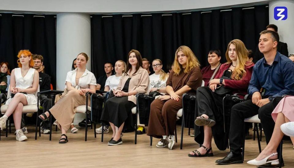Член Молодежного парламента и преподаватель истории Виктория Гончарова присутствовала на встрече с сенатором Совета Федерации Дарьей Ландтратовой, организованной обществом «Знание» в городе Луганск Член Молодежного парламента и преподаватель истории Виктория Гончарова присутствовала на встрече с сенатором Совета Федерации Дарьей Ландтратовой, организованной обществом «Знание» в городе Луганск