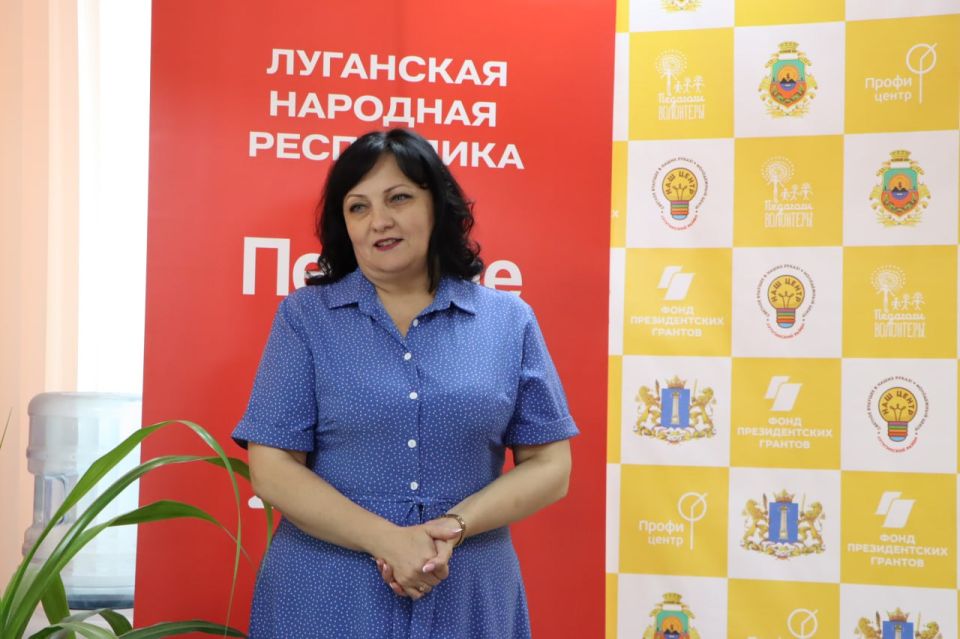 Евгений Бондарь: Торжественный момент взросления: первые паспорта вручили юным жителям округа! Евгений Бондарь: Торжественный момент взросления: первые паспорта вручили юным жителям округа!