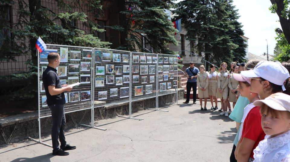Сегодня сотрудники музея истории города Ровеньки провели акцию «Три символа родной державы», посвященную Дню России Сегодня сотрудники музея истории города Ровеньки провели акцию «Три символа родной державы», посвященную Дню России