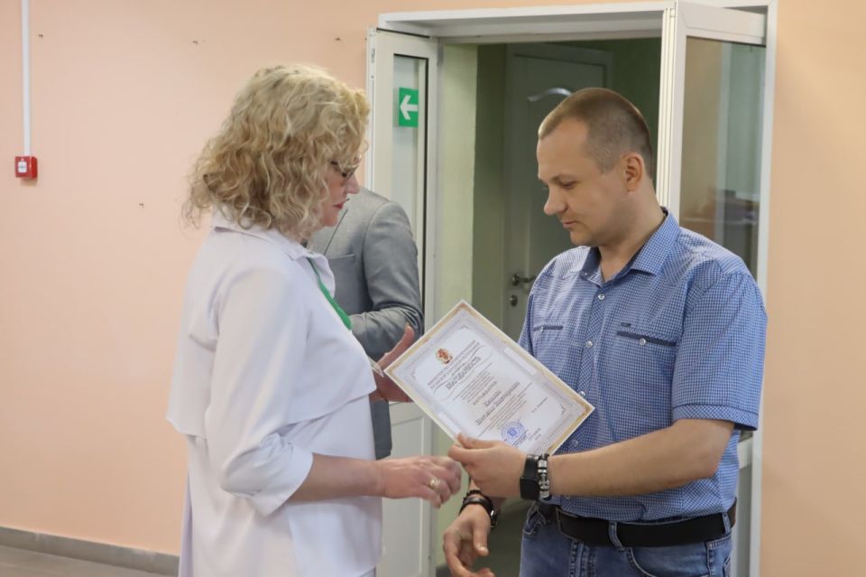 Поздравили тех, кто без колебаний протягивает руку помощи, кто стоит на передовой в борьбе за здоровье и жизнь людей Поздравили тех, кто без колебаний протягивает руку помощи, кто стоит на передовой в борьбе за здоровье и жизнь людей