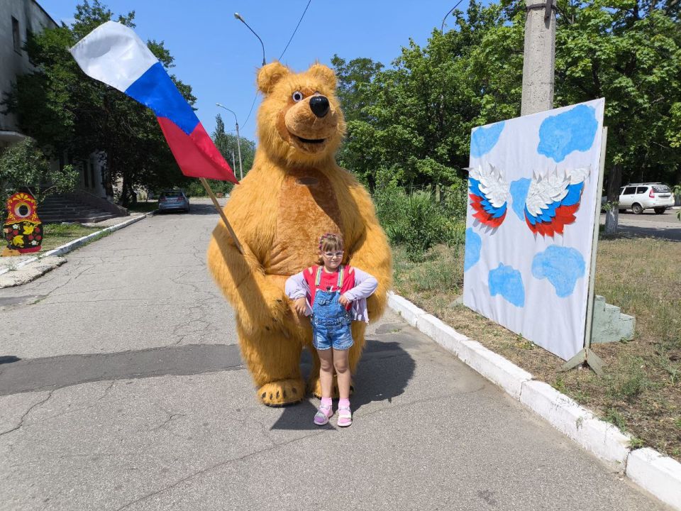 В преддверии Дня России в городе Рубежное, возле муниципального бюджетного учреждения культуры «Рубежанский городской дворец культуры», была организована фотозона В преддверии Дня России в городе Рубежное, возле муниципального бюджетного учреждения культуры «Рубежанский городской дворец культуры», была организована фотозона
