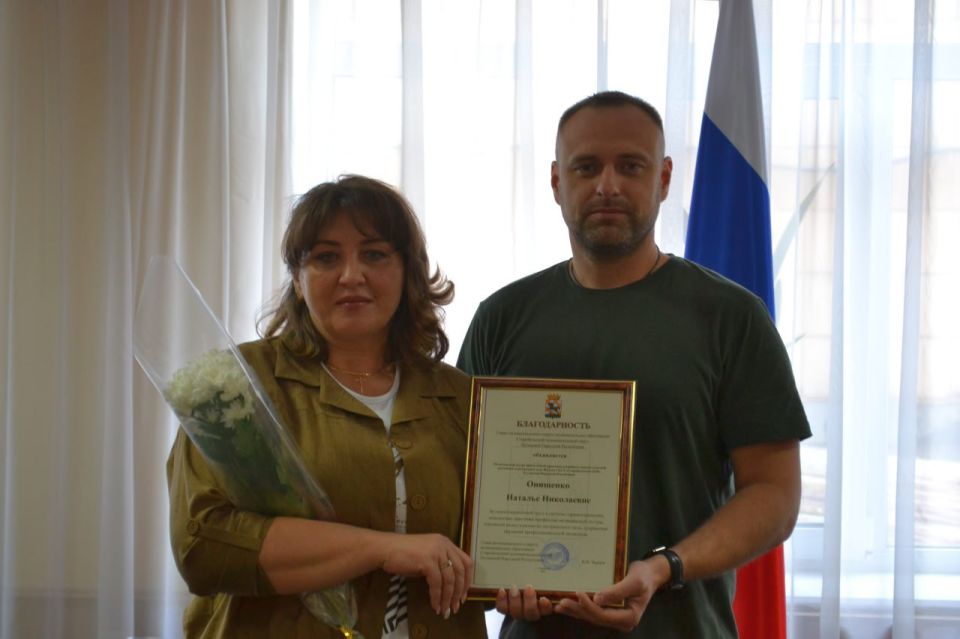 Владимир Чернев: Сегодня, в преддверии празднования Дня медицинского работника мой Первый заместитель, Калиничев Андрей Сергеевич, вручил почётные грамоты медицинским работникам за их многолетний добросовестный труд в... Владимир Чернев: Сегодня, в преддверии празднования Дня медицинского работника мой Первый заместитель, Калиничев Андрей Сергеевич, вручил почётные грамоты медицинским работникам за их многолетний добросовестный труд в...