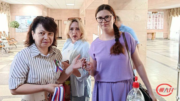 Сегодня, 11 июня, в центральном аппарате ФГУП «Железные дороги Новороссии» и в подразделениях Донецкого, Луганского и Мелитополь-Херсонского филиалов ФГУП «ЖДН» провели акцию «Российский триколор» Сегодня, 11 июня, в центральном аппарате ФГУП «Железные дороги Новороссии» и в подразделениях Донецкого, Луганского и Мелитополь-Херсонского филиалов ФГУП «ЖДН» провели акцию «Российский триколор»