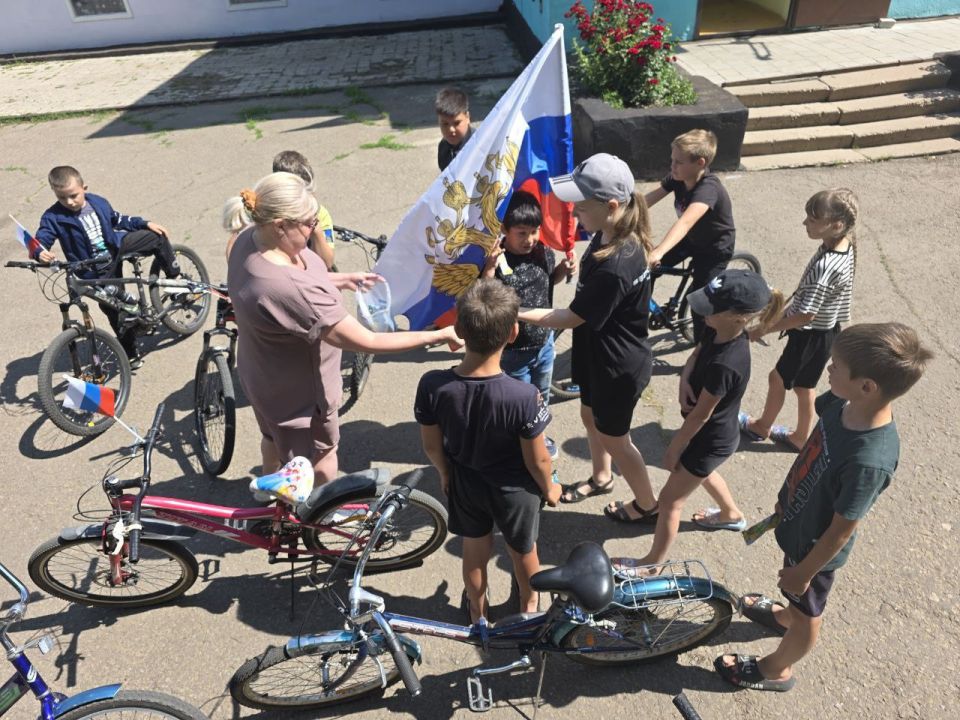 Сегодня в Тимошинском СДК в преддверии праздника 12 июня состоялся велозабег, посвящённый Дню России — важному празднику для каждого гражданина нашей страны Сегодня в Тимошинском СДК в преддверии праздника 12 июня состоялся велозабег, посвящённый Дню России — важному празднику для каждого гражданина нашей страны