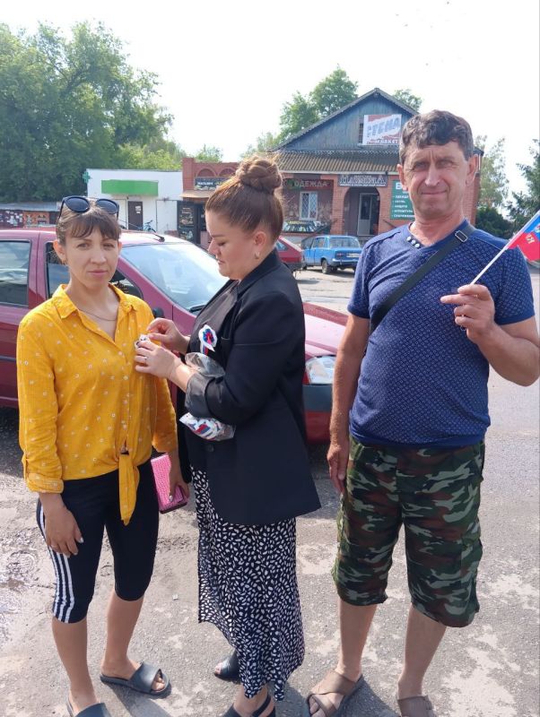 В Белолуцке отметили День России акцией "Российский триколор"! В Белолуцке отметили День России акцией "Российский триколор"!