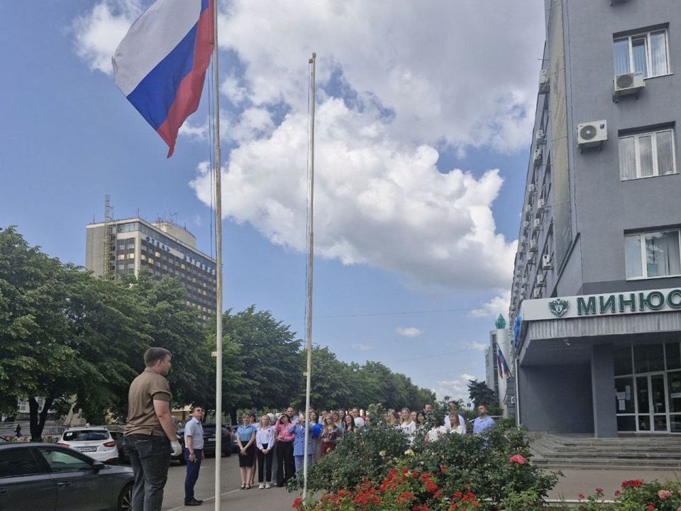 Сотрудники Управления Росреестра по ЛНР совместно с Управлением Министерства юстиции России по ЛНР приняли участие во Всероссийской акции «Флаги России» Сотрудники Управления Росреестра по ЛНР совместно с Управлением Министерства юстиции России по ЛНР приняли участие во Всероссийской акции «Флаги России»
