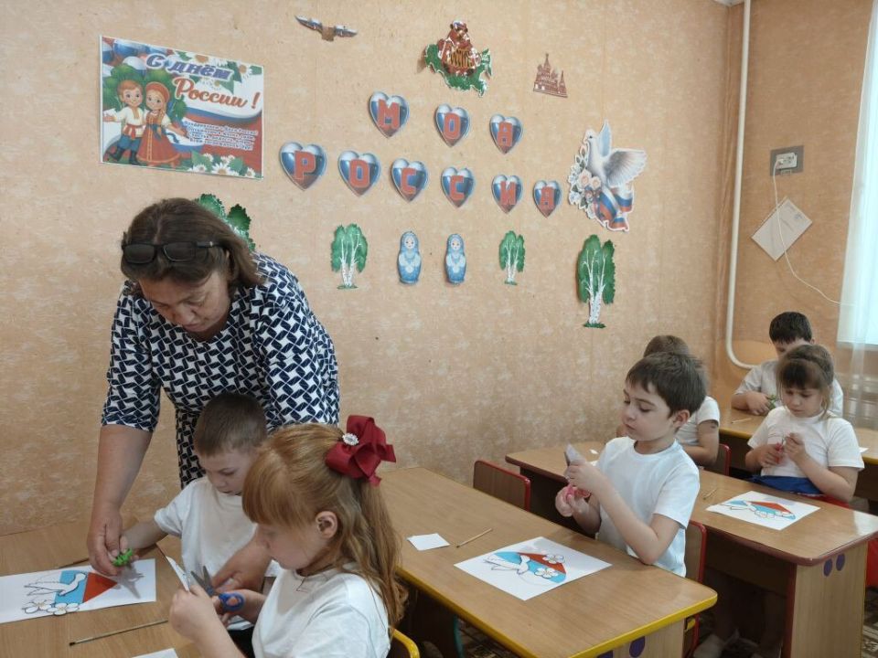Родина— понятие обширное. Каждый человек в него вкладывает свои мысли, чувства Родина— понятие обширное. Каждый человек в него вкладывает свои мысли, чувства