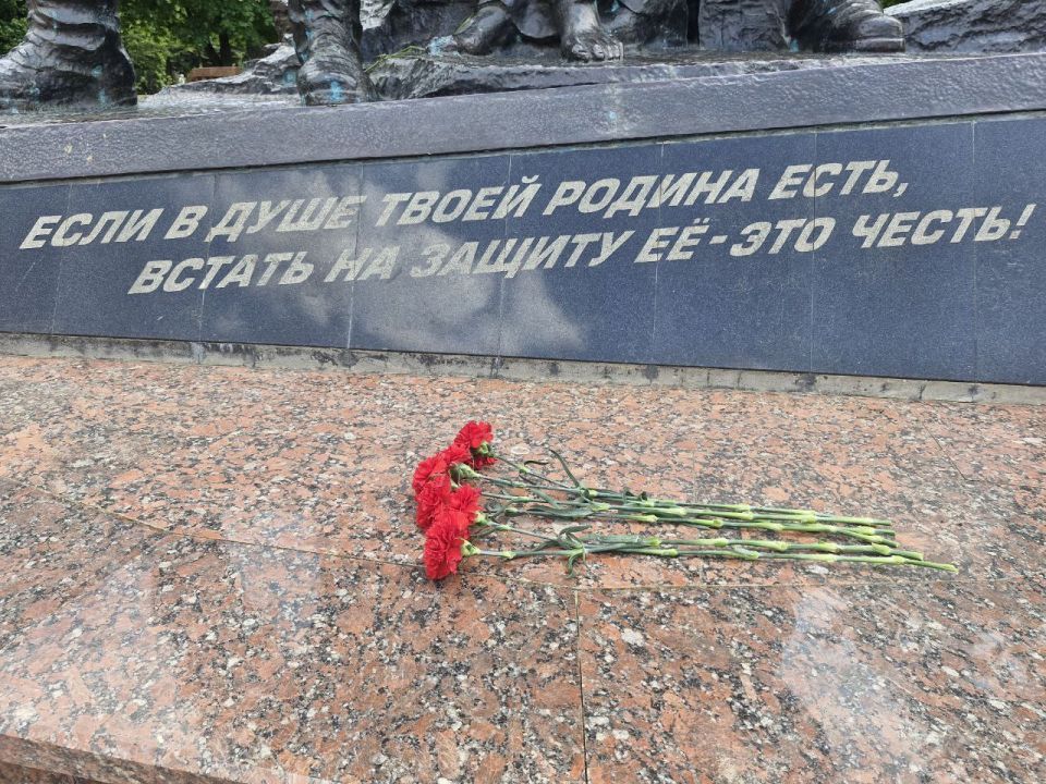В рамках мероприятий, посвященных Дню России, руководство Управления Росреестра по ЛНР возложило цветы к памятнику «Они отстояли Родину», увековечивающему память добровольцев, защищавших Луганскую Народную Республику. В рамках мероприятий, посвященных Дню России, руководство Управления Росреестра по ЛНР возложило цветы к памятнику «Они отстояли Родину», увековечивающему память добровольцев, защищавших Луганскую Народную Республику.