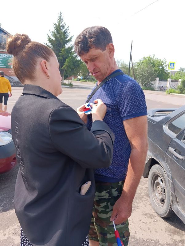 В Белолуцке отметили День России акцией "Российский триколор"! В Белолуцке отметили День России акцией "Российский триколор"!