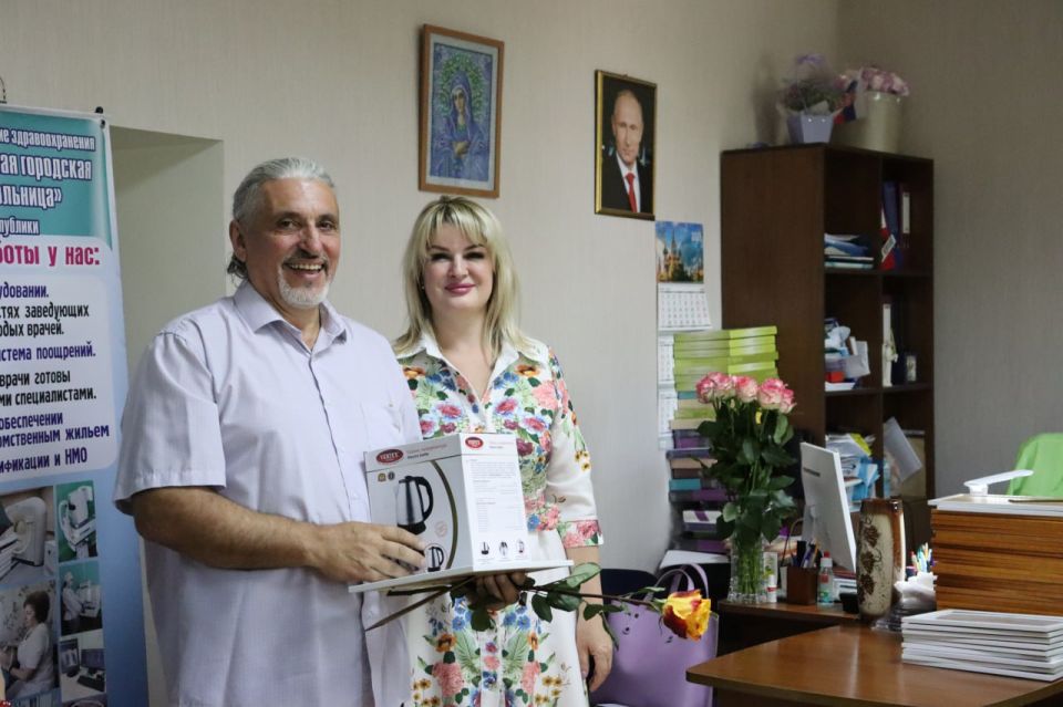 В Стаханове поздравили медработников с наступающим профессиональным праздником В Стаханове поздравили медработников с наступающим профессиональным праздником