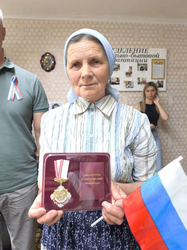 За заботу о людях!. Совсем недавно социальные работники всей страны отметили свой профессиональный праздник, а сегодня, в канун Дня России заместитель Председателя совета городского округа Брянки Светлана Стрижаченко и... За заботу о людях!. Совсем недавно социальные работники всей страны отметили свой профессиональный праздник, а сегодня, в канун Дня России заместитель Председателя совета городского округа Брянки Светлана Стрижаченко и...