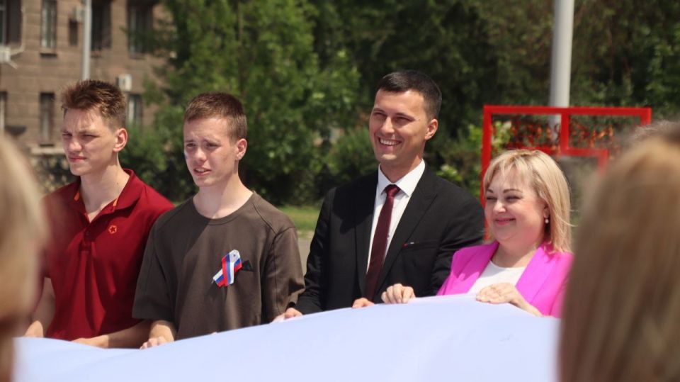 Сила России — в единстве!. В Алчевске прошёл патриотический флешмоб, приуроченный ко Дню России Сила России — в единстве!. В Алчевске прошёл патриотический флешмоб, приуроченный ко Дню России