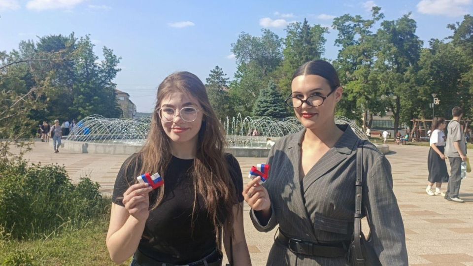 Сотрудники отдела по реализации молодежной политики Администрации Луганска совместно с представителями регионального отделения «Российских студенческих отрядов» (РСО) ко Дню России раздали луганчанам сердца из лент в виде... Сотрудники отдела по реализации молодежной политики Администрации Луганска совместно с представителями регионального отделения «Российских студенческих отрядов» (РСО) ко Дню России раздали луганчанам сердца из лент в виде...