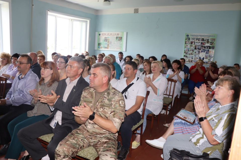 Поздравили тех, кто без колебаний протягивает руку помощи, кто стоит на передовой в борьбе за здоровье и жизнь людей Поздравили тех, кто без колебаний протягивает руку помощи, кто стоит на передовой в борьбе за здоровье и жизнь людей