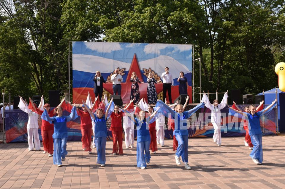 В преддверии Дня России в алчевском парке имени Победы состоялся фестиваль русской культуры «С Россией навсегда!» В преддверии Дня России в алчевском парке имени Победы состоялся фестиваль русской культуры «С Россией навсегда!»