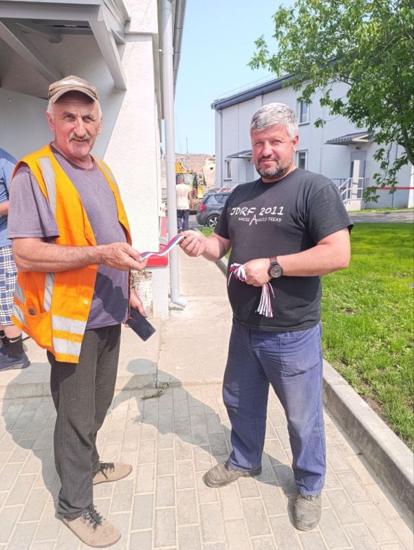 В Луганской дистанции электроснабжения Луганского филиала ФГУП "ЖДН" прошла акция «Российский триколор» В Луганской дистанции электроснабжения Луганского филиала ФГУП "ЖДН" прошла акция «Российский триколор»