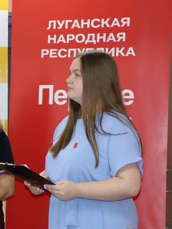 Евгений Бондарь: Торжественный момент взросления: первые паспорта вручили юным жителям округа! Евгений Бондарь: Торжественный момент взросления: первые паспорта вручили юным жителям округа!